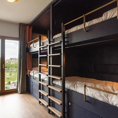 The People - Nation אכסניה