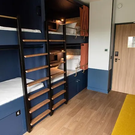 The People - Nation אכסניה פריז