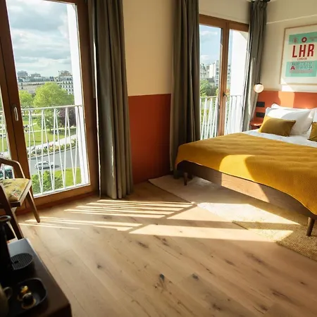 The People - Nation אכסניה פריז