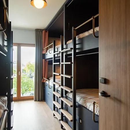 The People - Nation אכסניה