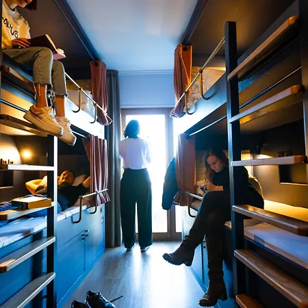 The People - Nation אכסניה פריז