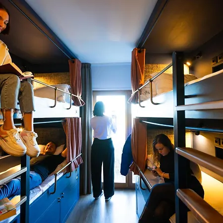 The People - Nation אכסניה