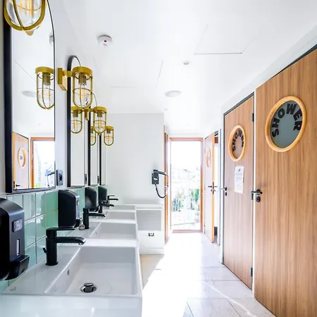 The People - Nation אכסניה פריז