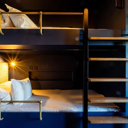 The People - Nation אכסניה פריז