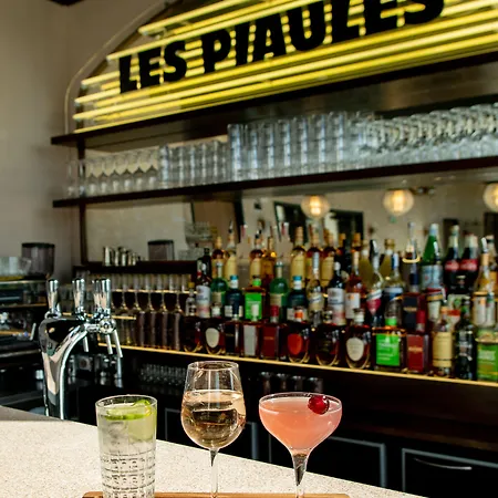 The People - Nation אכסניה פריז